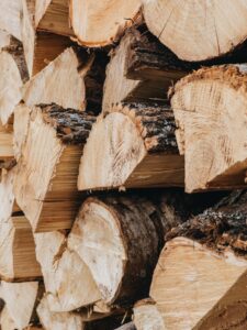 Bois sec empilé sous un abri ventilé